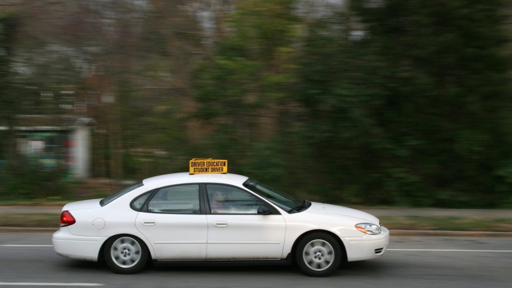 Easy Fox Steam demo AI costs: a white driver education car with a student driver sign moving along a road